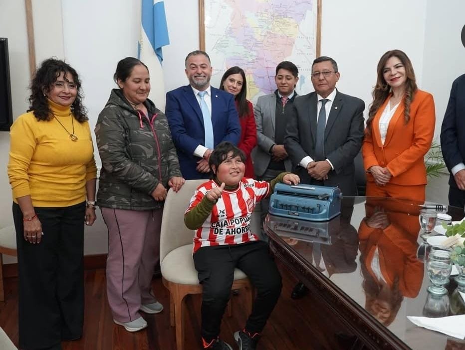 Monteros recibió a Uriel, el joven ciego que vive en el interior: recibió herramientas para estudiar y movilizarse
